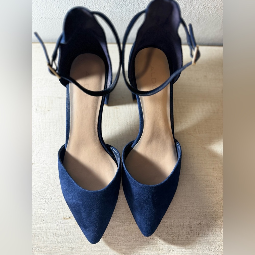 Also woman’s blue heels size 8